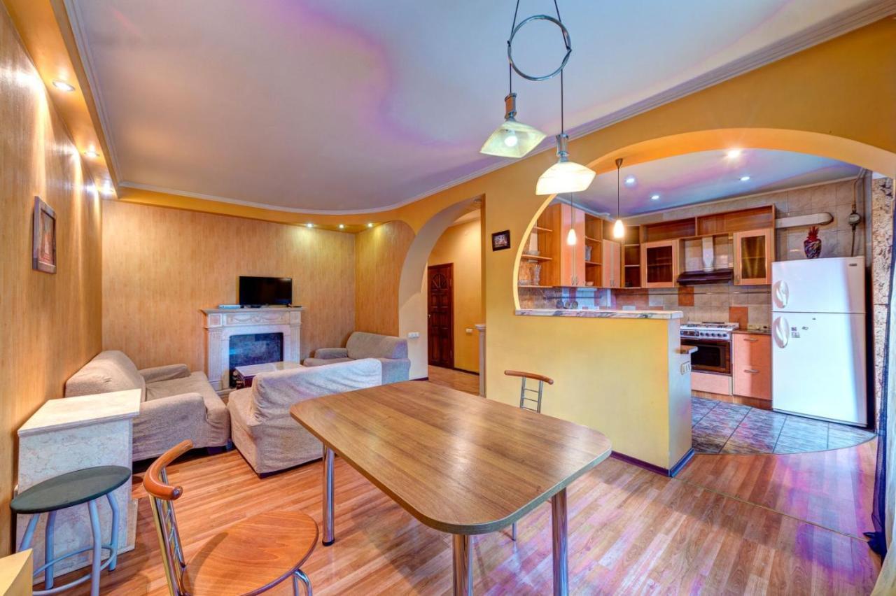 Three-Room Apartment Near Ocean Plaza Kiev Exterior foto