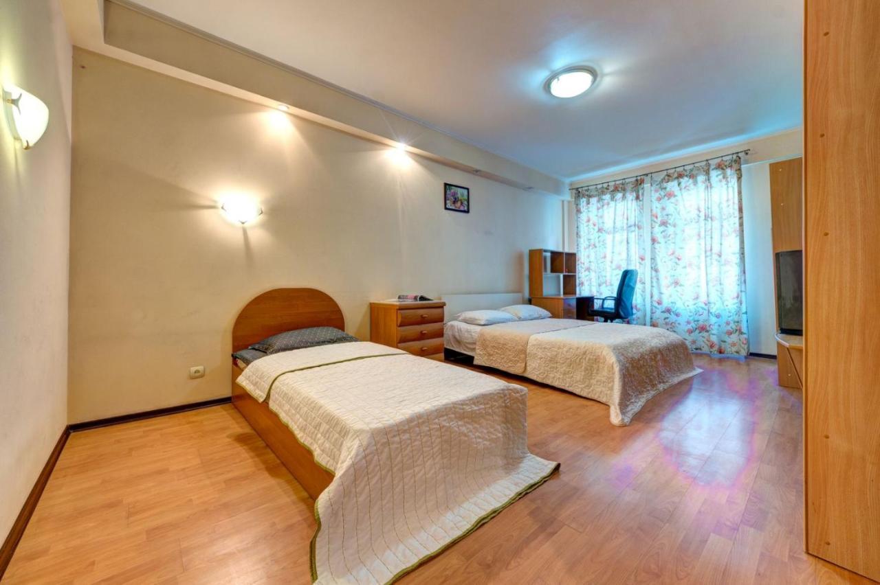 Three-Room Apartment Near Ocean Plaza Kiev Exterior foto